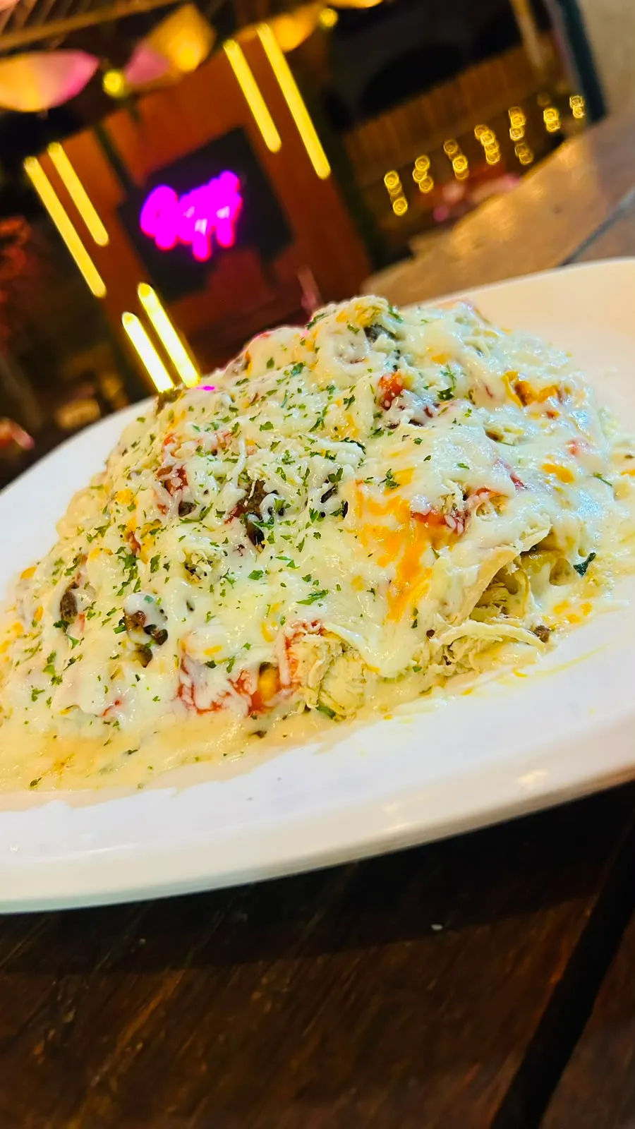 Plato gratinado cremoso con quesos derretidos y hierbas.
